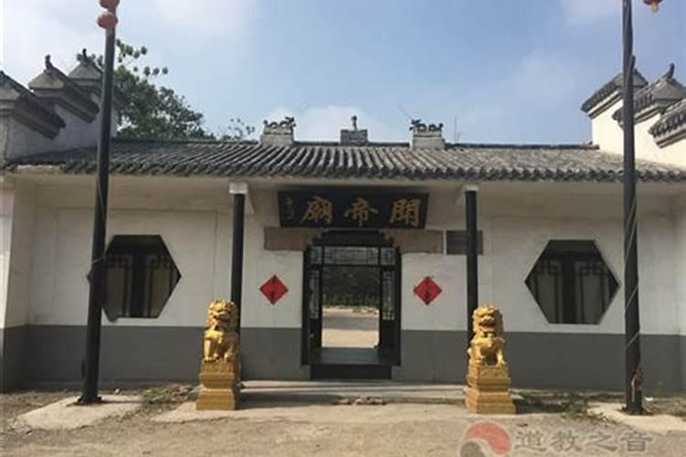 江苏徐州一伴郎单膝跪地为新娘递上戒指,你如何看待伴郎这一行为？
