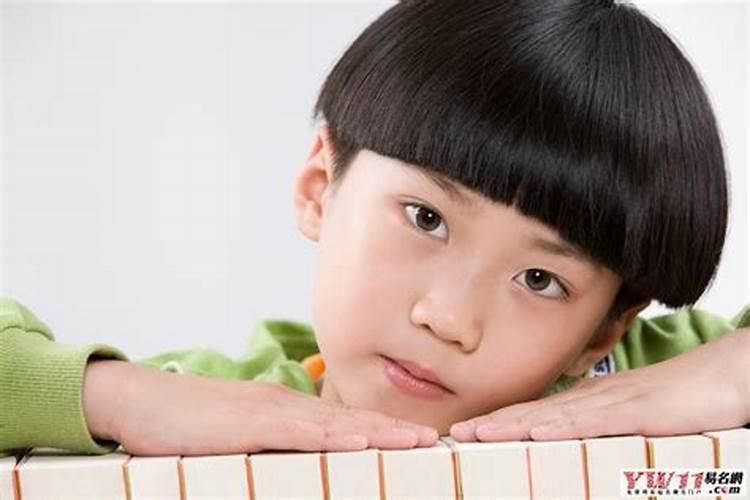 梦见小男孩对自己笑什么意思？