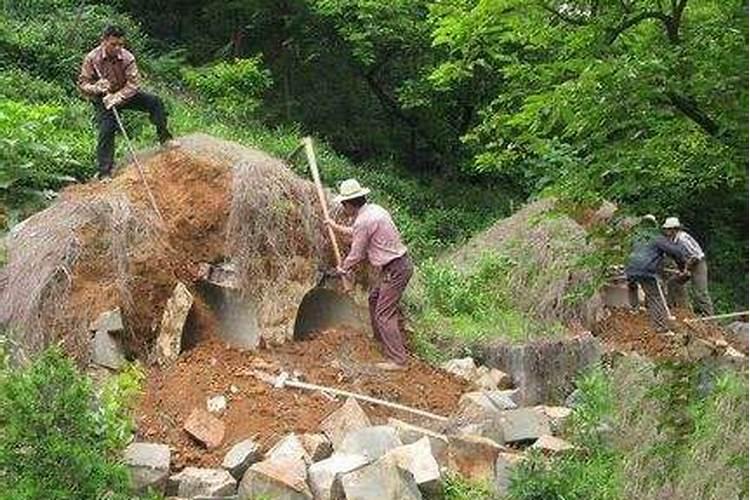 周公解梦,梦见说要迁坟,梦里见到死去外公的棺木被挖出放在舅舅家？