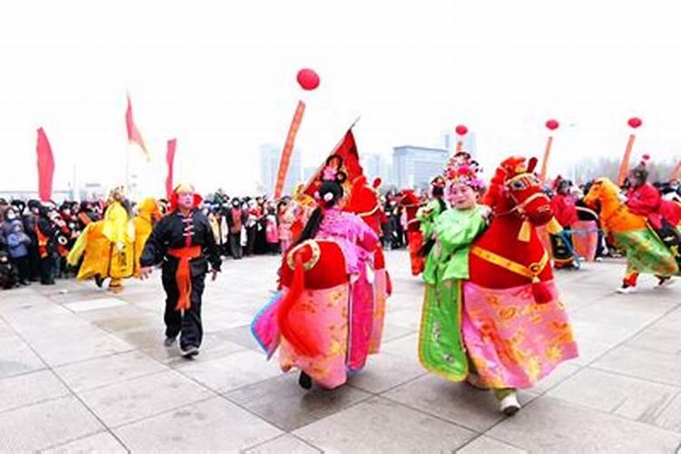 民俗采风调查报告咋写啊？! 昌邑的 不知道咋写。靠,老师也没说字数,应...