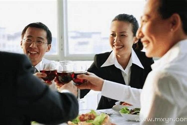 梦见与仇人在饭馆一起吃饭的预兆