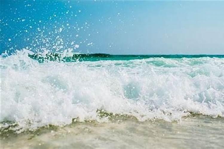 梦见大海水浪滚滚而来