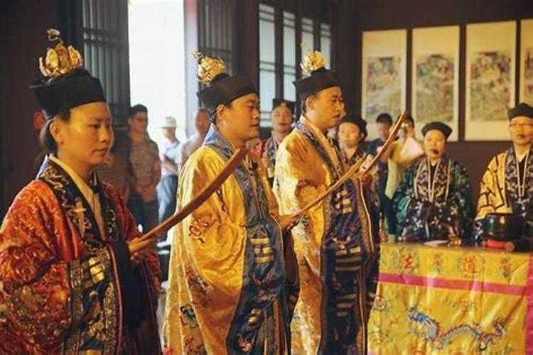 城阳一装神弄鬼骗钱财的女子被刑拘,她骗钱的套路是怎样的？