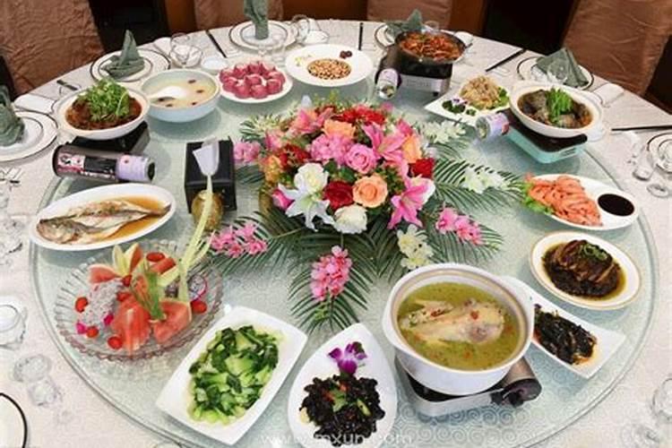 梦到一桌丰盛的饭菜是什么征兆？