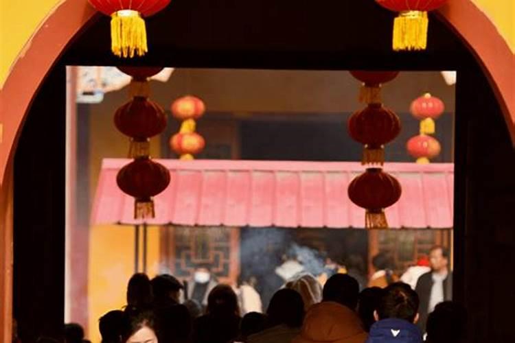 本命年要别人送的红色才有效吗 本命年为什么要别人送的红色