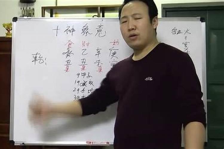 老年人兔年本命年戴什么 老年人兔年本命年戴什么比较好