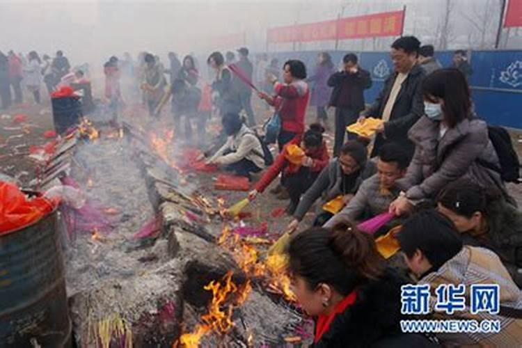 清明祭祖是烧纸好还是放鲜花好清明节上坟有什么规矩