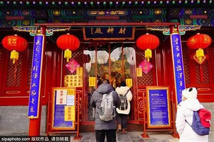 清明扫墓鲜花一盆还是二盆