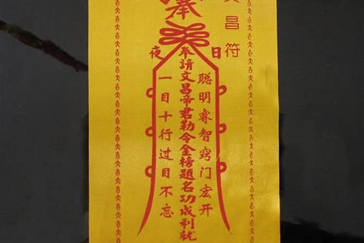 清明节上坟鲜花插在什么位置好