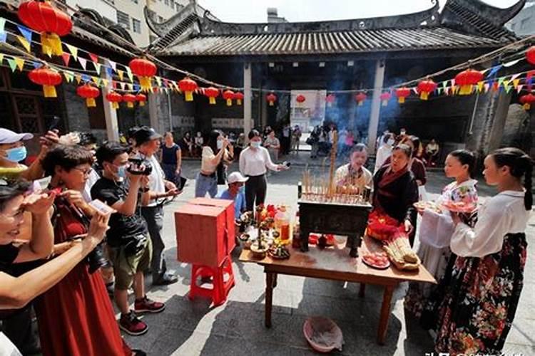 梦到好多人一起吃饭是什么征兆