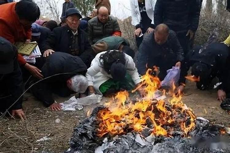 春节时什么时候给老人上坟烧纸钱好