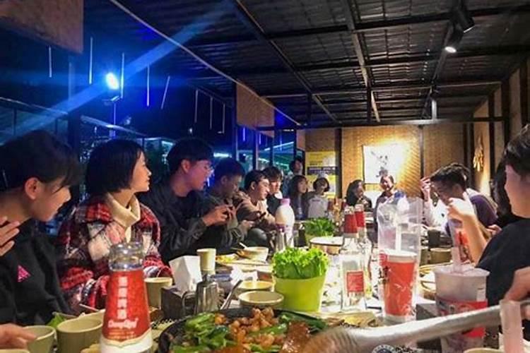梦见同学聚会吃饭什么意思