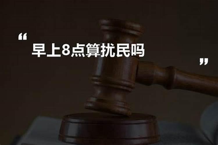 昨天下午看到有几个人在路边一边走一边敲锣,一边沿着马路点烛和插一