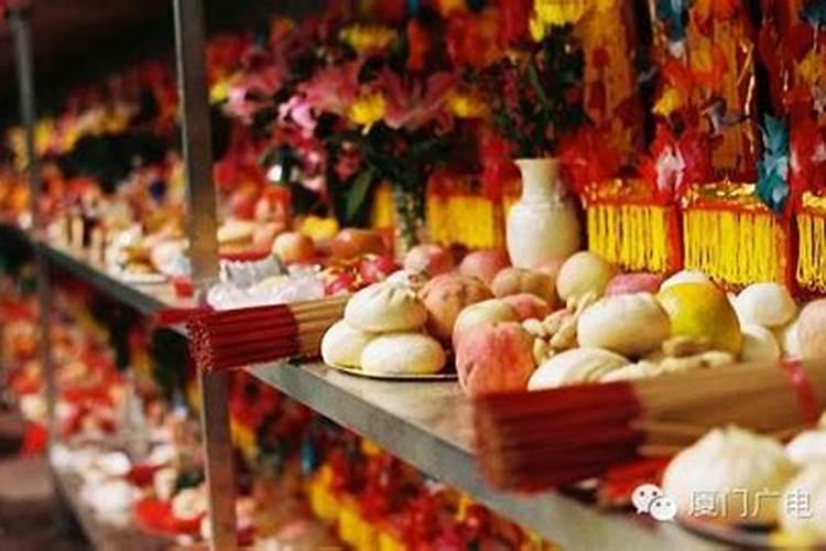 中元节上坟带什么祭品呢 中元节拿什么上坟