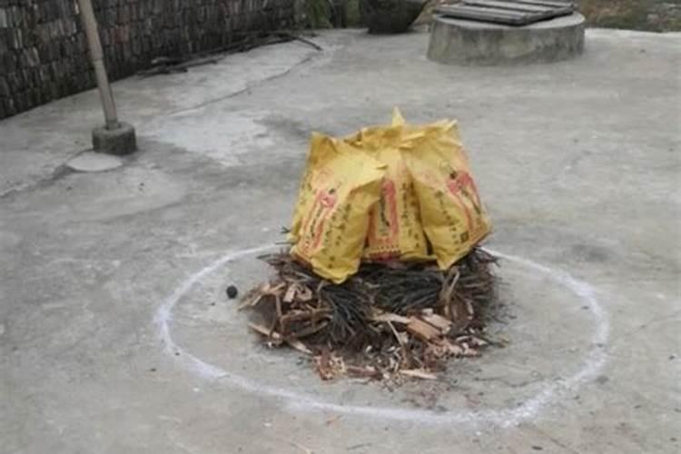 中元节上坟要不要烧纸呢 中元节上坟烧什么好
