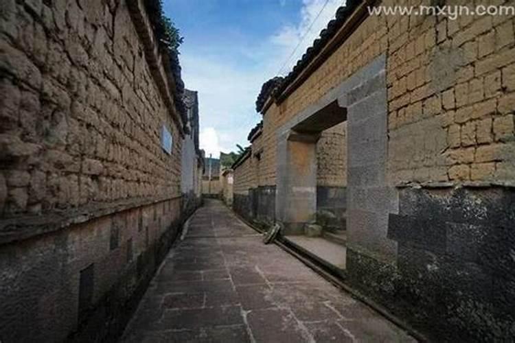 梦见老房子倒塌了但没塌
