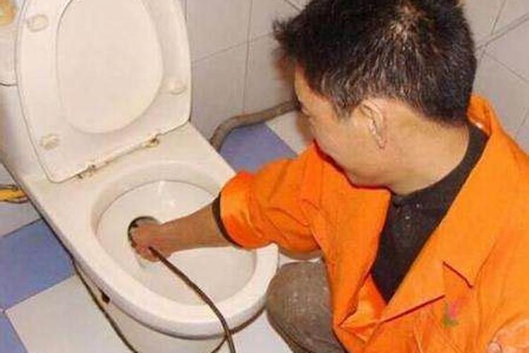 梦见厕所堵了往出溢水的预兆