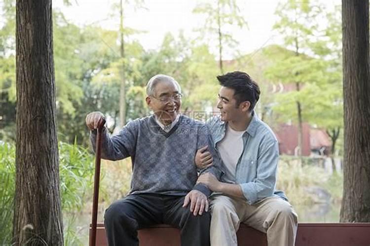 梦见和老人聊天是什么意思啊？