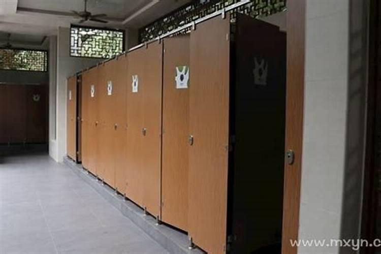 梦见厕所很臭是什么预兆女人？