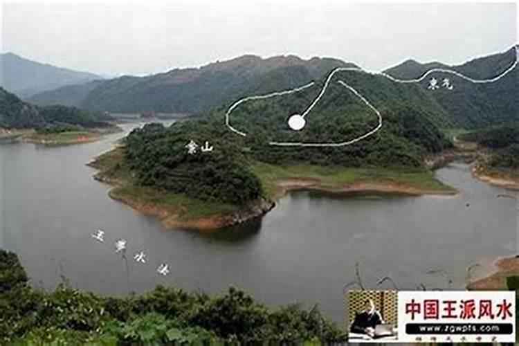 风水之道：坟地方向对着桥的影响与化解