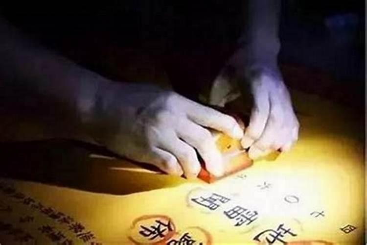 如何化解职场小人的困扰：八字命理的智慧？