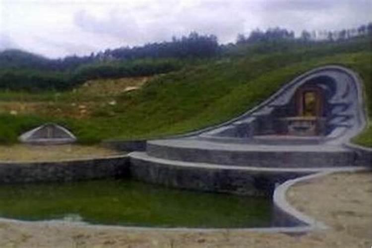 寻龙点穴：揭秘风水墓地的最佳选址之道