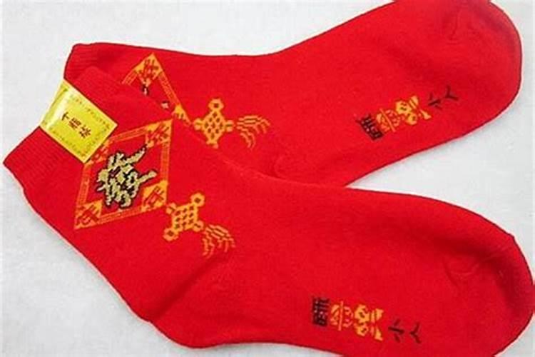 梦见穿红袜子好不好：解析梦境与现实的奥秘？