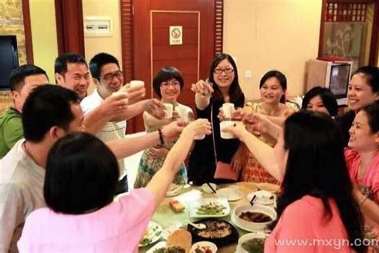 梦见跟同学聚会是什么意思梦见？