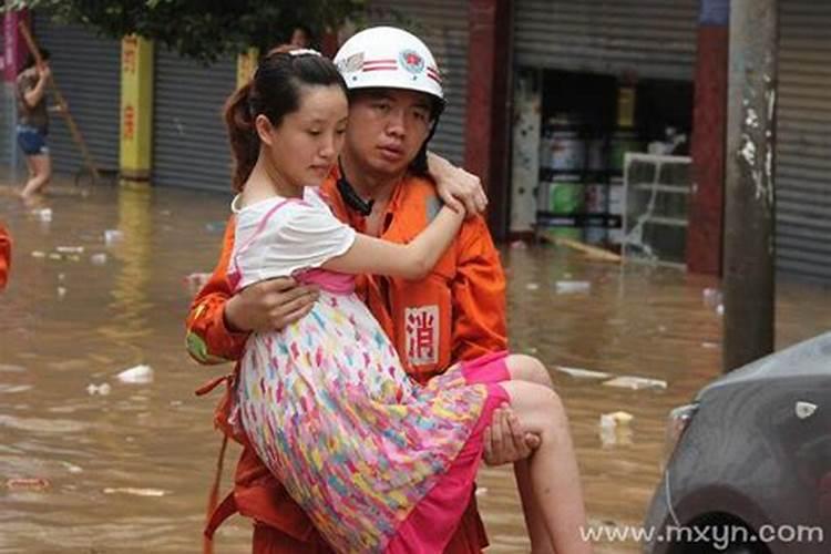 梦见洪水是什么征兆妈妈有事？