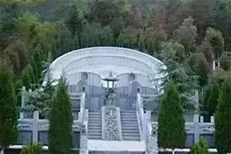 新坟添土：风水学视角下的神秘影响