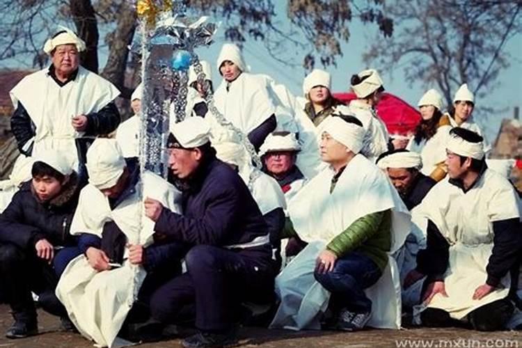 白衣人群的梦境解析：梦见好多人穿白衣服的意义？