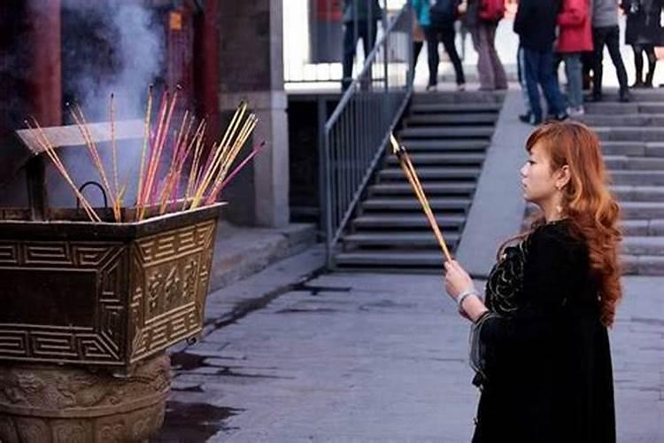 来月经可以去寺院烧香拜佛许愿及还愿么？