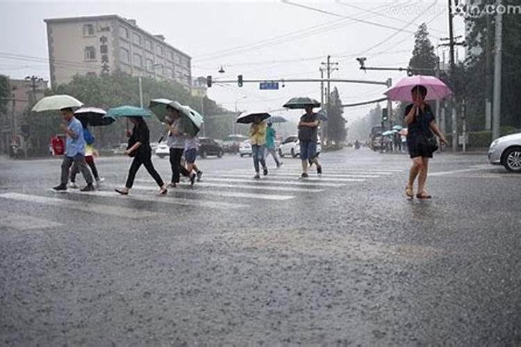 周公解梦梦见大雨是什么意思？